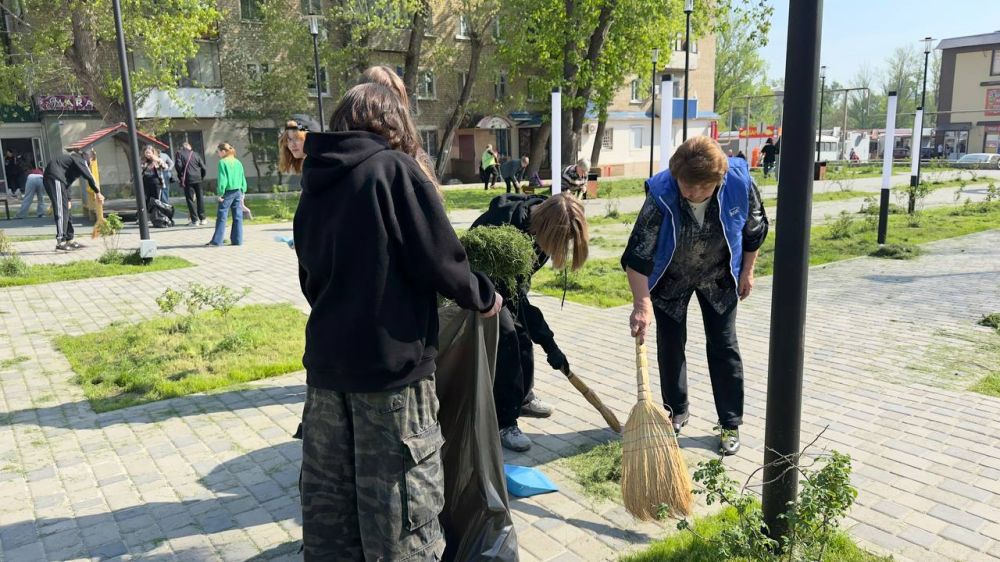 «Городская среда»: Антрацитовские единороссы вместе со школьниками благоустроили сквер им. Т. Шевченко «Городская среда»: Антрацитовские единороссы вместе со школьниками благоустроили сквер им. Т. Шевченко