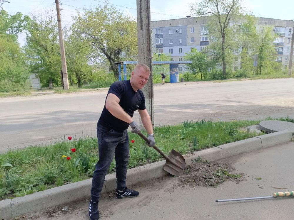 Сегодня депутаты Совета совместно с жителями города Лисичанска присоединились к Всероссийскому субботнику Сегодня депутаты Совета совместно с жителями города Лисичанска присоединились к Всероссийскому субботнику
