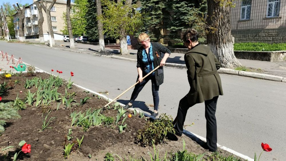 Сотрудники Дворца культуры активно приняли участие в марафоне чистоты - Всероссийском субботнике, который был объявлен Минстроем России Сотрудники Дворца культуры активно приняли участие в марафоне чистоты - Всероссийском субботнике, который был объявлен Минстроем России