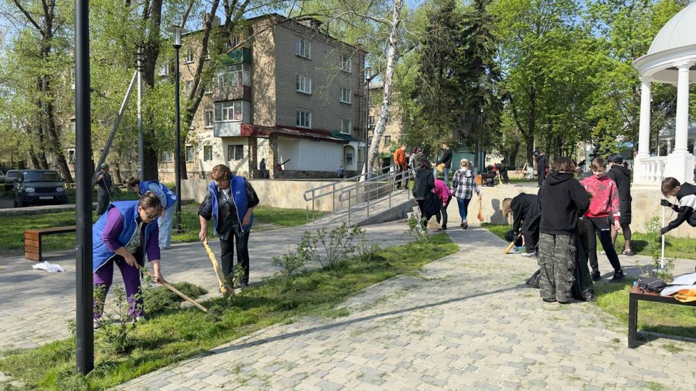 «Городская среда»: Антрацитовские единороссы вместе со школьниками благоустроили сквер им. Т. Шевченко «Городская среда»: Антрацитовские единороссы вместе со школьниками благоустроили сквер им. Т. Шевченко