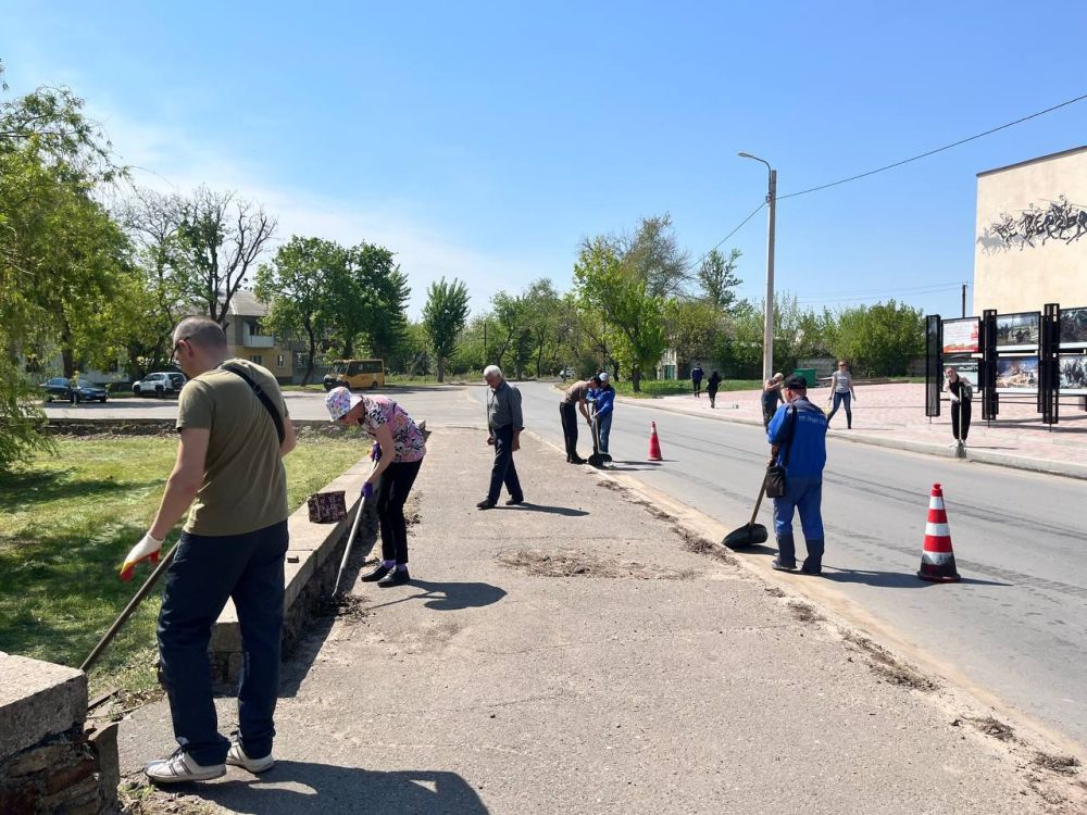 Альберт Зинченко: . Станично-Луганский округ присоединился к Всероссийскому субботнику! Сегодня, в рамках программы формирования комфортной городской среды сотрудники Администрации, волонтеры и жители нашего округа дружно... Альберт Зинченко: . Станично-Луганский округ присоединился к Всероссийскому субботнику! Сегодня, в рамках программы формирования комфортной городской среды сотрудники Администрации, волонтеры и жители нашего округа дружно...