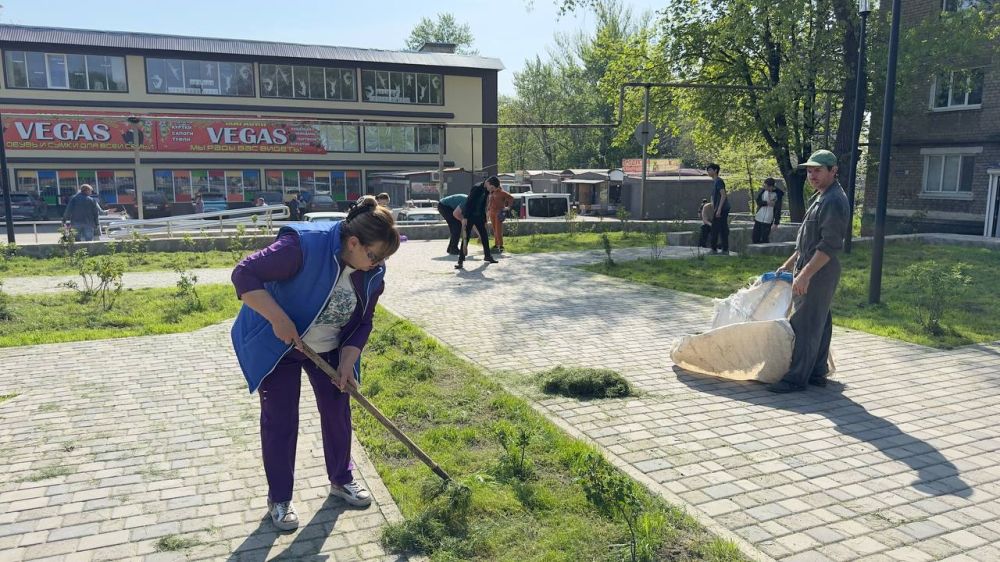 «Городская среда»: Антрацитовские единороссы вместе со школьниками благоустроили сквер им. Т. Шевченко «Городская среда»: Антрацитовские единороссы вместе со школьниками благоустроили сквер им. Т. Шевченко