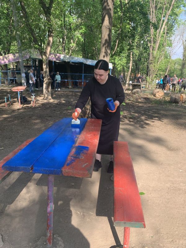 Яна Пащенко: Жители Луганска присоединились ко всероссийскому субботнику, который состоялся в столичном сквере Алексеева Яна Пащенко: Жители Луганска присоединились ко всероссийскому субботнику, который состоялся в столичном сквере Алексеева