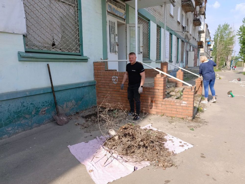 Сегодня депутаты Совета совместно с жителями города Лисичанска присоединились к Всероссийскому субботнику Сегодня депутаты Совета совместно с жителями города Лисичанска присоединились к Всероссийскому субботнику