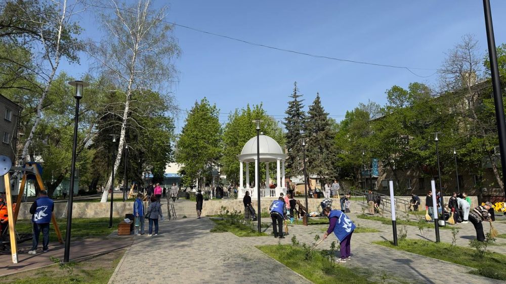 «Городская среда»: Антрацитовские единороссы вместе со школьниками благоустроили сквер им. Т. Шевченко «Городская среда»: Антрацитовские единороссы вместе со школьниками благоустроили сквер им. Т. Шевченко