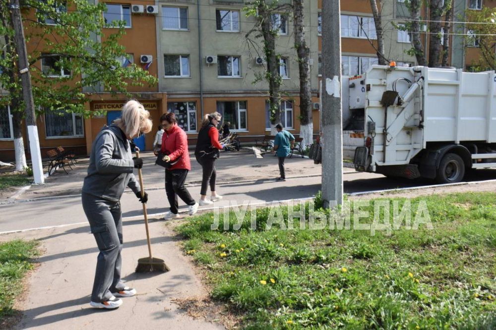 Субботник по-федеральному в Свердловске: и порядок навести, и за комфорт проголосовать Субботник по-федеральному в Свердловске: и порядок навести, и за комфорт проголосовать