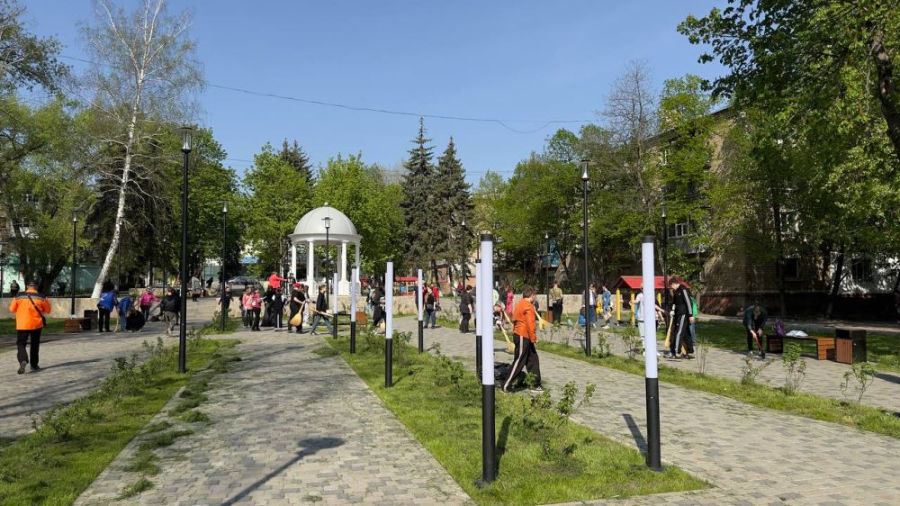 «Городская среда»: Антрацитовские единороссы вместе со школьниками благоустроили сквер им. Т. Шевченко «Городская среда»: Антрацитовские единороссы вместе со школьниками благоустроили сквер им. Т. Шевченко