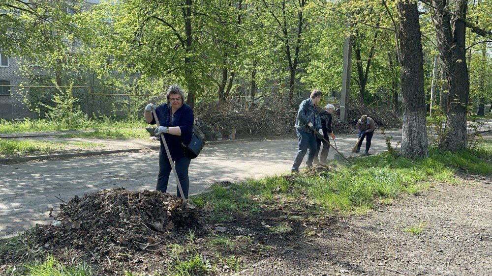 Сегодня в городе Ровеньки состоялся масштабный Всероссийский субботник, в котором приняли активное участие сотрудники Администрации, учреждений образования, культуры, здравоохранения, терцентра, депутатский корпус... Сегодня в городе Ровеньки состоялся масштабный Всероссийский субботник, в котором приняли активное участие сотрудники Администрации, учреждений образования, культуры, здравоохранения, терцентра, депутатский корпус...