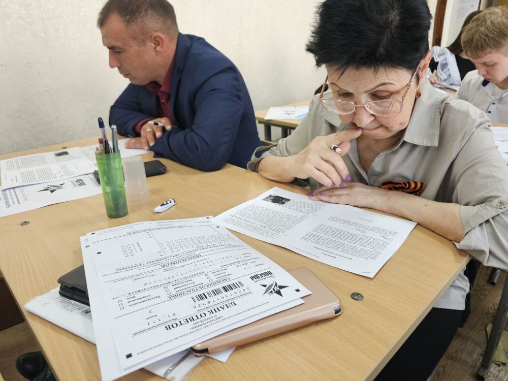 На площадке «Диктанта Победы» в Славяносербской школе участниками тестирования стали представители сразу трех поколений одной семьи – участник спецоперации Руслан Вишняков, его мама – учитель истории Севиль Велиевна и сын... На площадке «Диктанта Победы» в Славяносербской школе участниками тестирования стали представители сразу трех поколений одной семьи – участник спецоперации Руслан Вишняков, его мама – учитель истории Севиль Велиевна и сын...