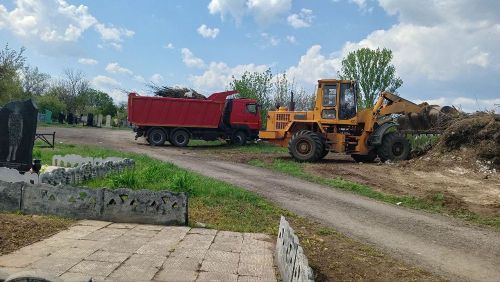 Муниципальным предприятием «Ритуальные услуги» ведется работа по вывозу мусора с городских кладбищ Муниципальным предприятием «Ритуальные услуги» ведется работа по вывозу мусора с городских кладбищ