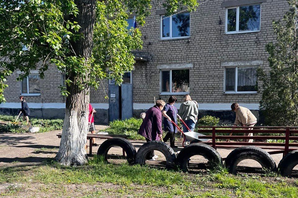 В пгт Комсомольский прошел Всероссийский субботник В пгт Комсомольский прошел Всероссийский субботник