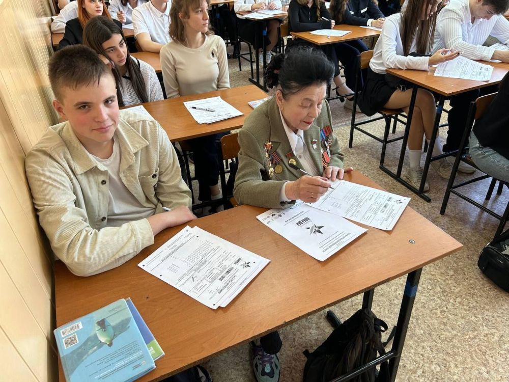 В Красном Луче стартовал «Диктант Победы» В Красном Луче стартовал «Диктант Победы»