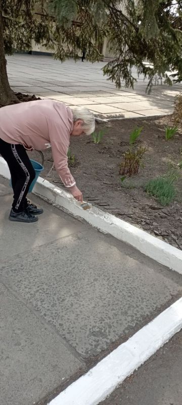 Сотрудники Дворца культуры активно приняли участие в марафоне чистоты - Всероссийском субботнике, который был объявлен Минстроем России Сотрудники Дворца культуры активно приняли участие в марафоне чистоты - Всероссийском субботнике, который был объявлен Минстроем России