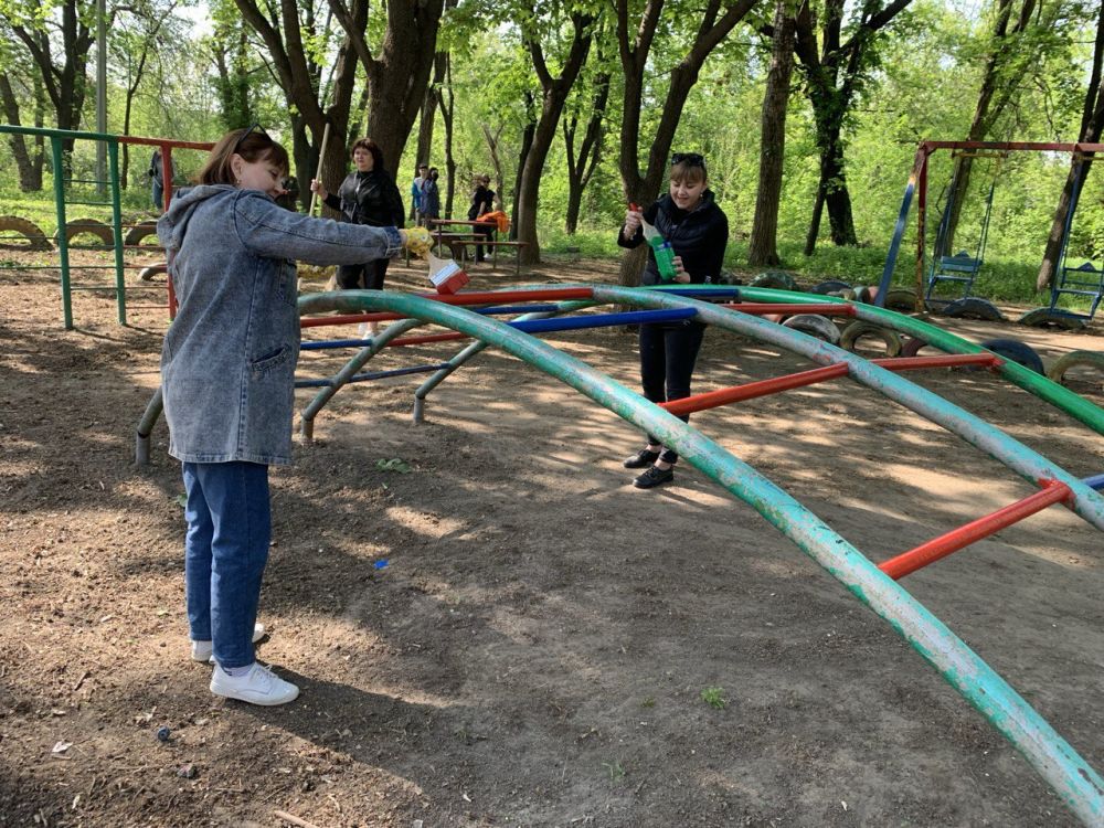 Яна Пащенко: Жители Луганска присоединились ко всероссийскому субботнику, который состоялся в столичном сквере Алексеева Яна Пащенко: Жители Луганска присоединились ко всероссийскому субботнику, который состоялся в столичном сквере Алексеева