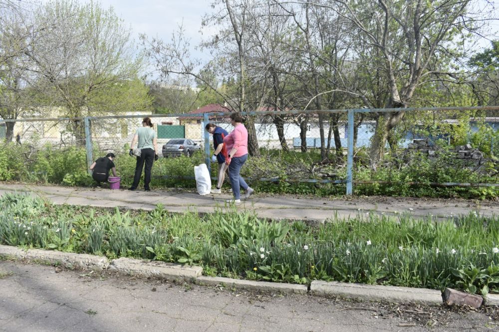 Муниципальные служащие и депутаты Перевальского округа вышли на Всероссийский субботник Муниципальные служащие и депутаты Перевальского округа вышли на Всероссийский субботник