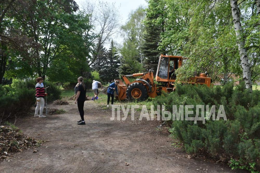 В Новопскове в рамках реализации федерального проекта «Формирование комфортной городской среды» национального проекта «Инфраструктура для жизни» прошел Всероссийский субботник В Новопскове в рамках реализации федерального проекта «Формирование комфортной городской среды» национального проекта «Инфраструктура для жизни» прошел Всероссийский субботник