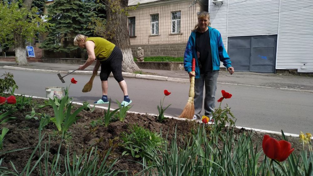 Сотрудники Дворца культуры активно приняли участие в марафоне чистоты - Всероссийском субботнике, который был объявлен Минстроем России Сотрудники Дворца культуры активно приняли участие в марафоне чистоты - Всероссийском субботнике, который был объявлен Минстроем России