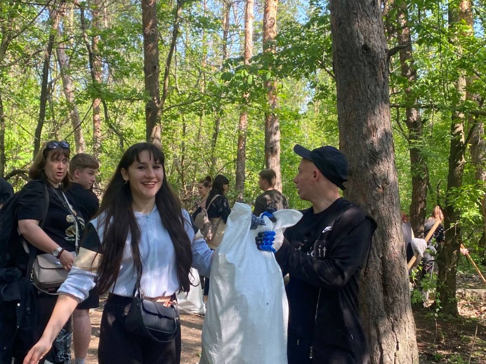 Сегодня молодежь Краснодонского муниципального округа приняла участие во Всероссийский субботнике Сегодня молодежь Краснодонского муниципального округа приняла участие во Всероссийский субботнике