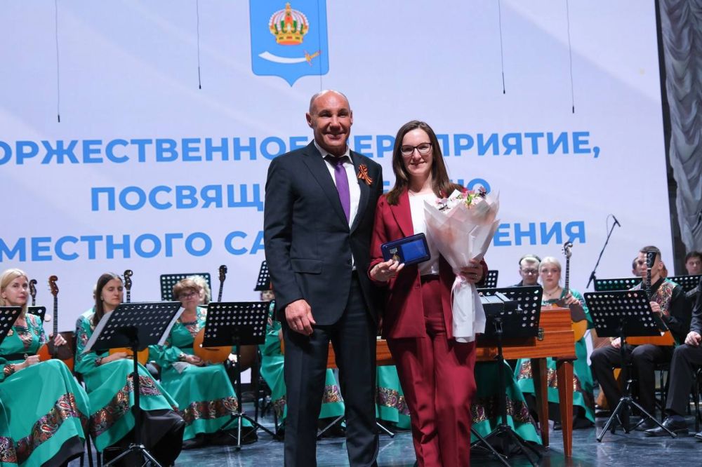 Руководителю аппарата Городской Думы вручили Почётный знак АМО Руководителю аппарата Городской Думы вручили Почётный знак АМО