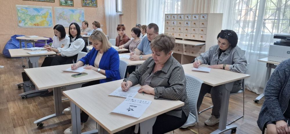 Сотрудники ГБУ ЛНР «Краснолучский комплексный центр социального обслуживания населения» приняли участие в акции Единой России «Диктант Победы» , организованной на площадке в МБУ «Краснолучская центральная городская... Сотрудники ГБУ ЛНР «Краснолучский комплексный центр социального обслуживания населения» приняли участие в акции Единой России «Диктант Победы» , организованной на площадке в МБУ «Краснолучская центральная городская...