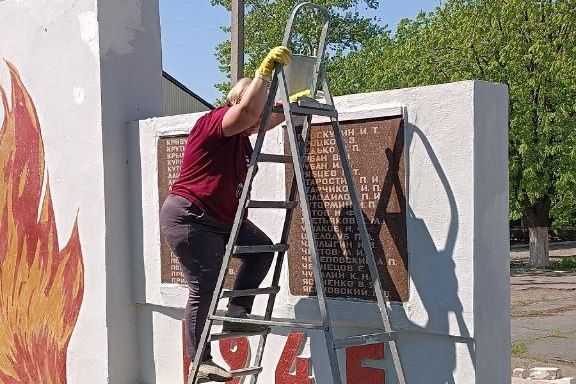 В пгт Комсомольский прошел Всероссийский субботник В пгт Комсомольский прошел Всероссийский субботник