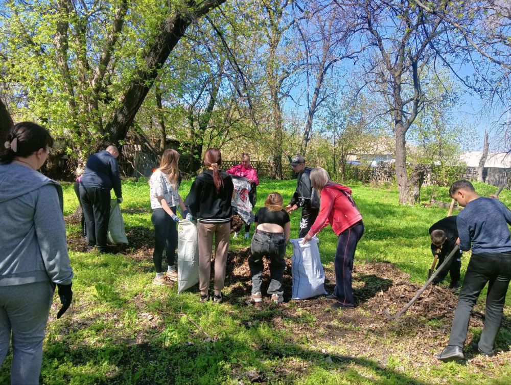 На Краснодонщине продолжаются субботники На Краснодонщине продолжаются субботники