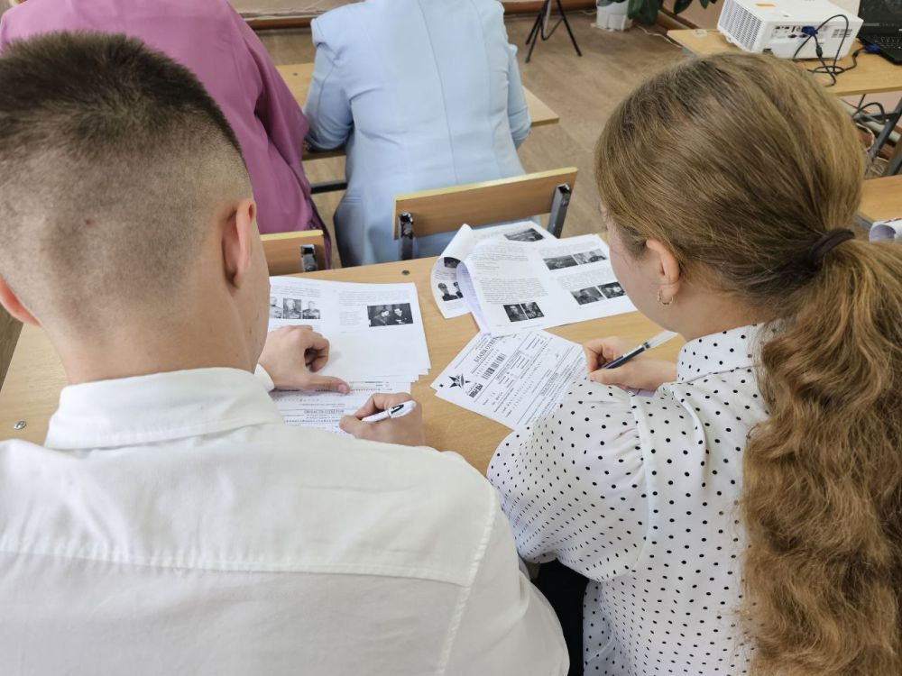 На площадке «Диктанта Победы» в Славяносербской школе участие в написании теста приняла Председатель Совета муниципального округа, заместитель секретаря местного отделения «Единой России» Антонина Гречишкина На площадке «Диктанта Победы» в Славяносербской школе участие в написании теста приняла Председатель Совета муниципального округа, заместитель секретаря местного отделения «Единой России» Антонина Гречишкина