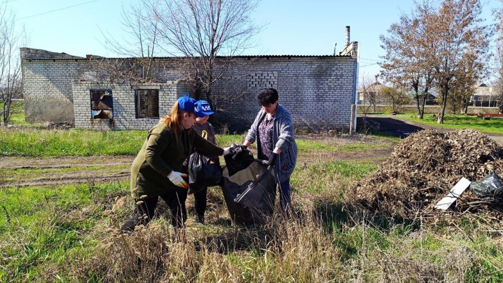 Активисты Молодогвардейска присоединились ко Всероссийскому субботнику Активисты Молодогвардейска присоединились ко Всероссийскому субботнику