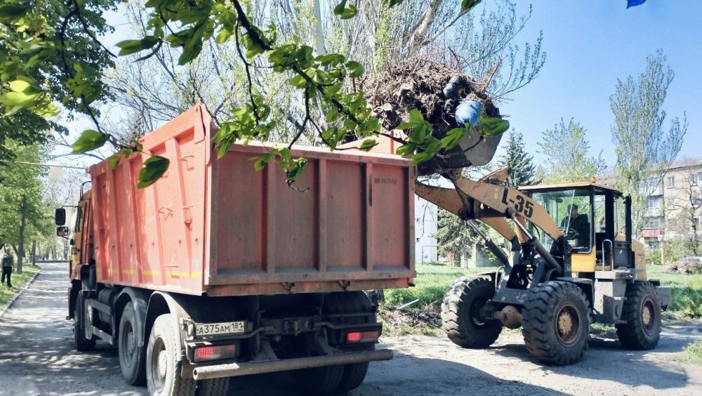 Сегодня в городе Ровеньки состоялся масштабный Всероссийский субботник, в котором приняли активное участие сотрудники Администрации, учреждений образования, культуры, здравоохранения, терцентра, депутатский корпус... Сегодня в городе Ровеньки состоялся масштабный Всероссийский субботник, в котором приняли активное участие сотрудники Администрации, учреждений образования, культуры, здравоохранения, терцентра, депутатский корпус...