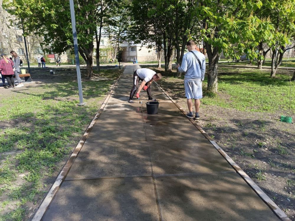 Сегодня в городе Ровеньки состоялся масштабный Всероссийский субботник, в котором приняли активное участие сотрудники Администрации, учреждений образования, культуры, здравоохранения, терцентра, депутатский корпус... Сегодня в городе Ровеньки состоялся масштабный Всероссийский субботник, в котором приняли активное участие сотрудники Администрации, учреждений образования, культуры, здравоохранения, терцентра, депутатский корпус...