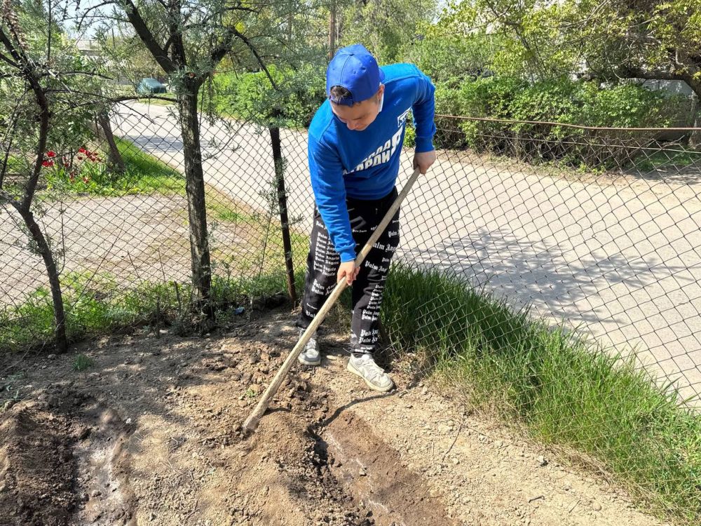 Чище с каждым днём. В рамках Всероссийской недели субботников «Мы за чистоту», приуроченной к 80-летию Победы и Году защитника Отечества, активисты Молодой Гвардии Единой России провели субботник и высадили люцерну у... Чище с каждым днём. В рамках Всероссийской недели субботников «Мы за чистоту», приуроченной к 80-летию Победы и Году защитника Отечества, активисты Молодой Гвардии Единой России провели субботник и высадили люцерну у...