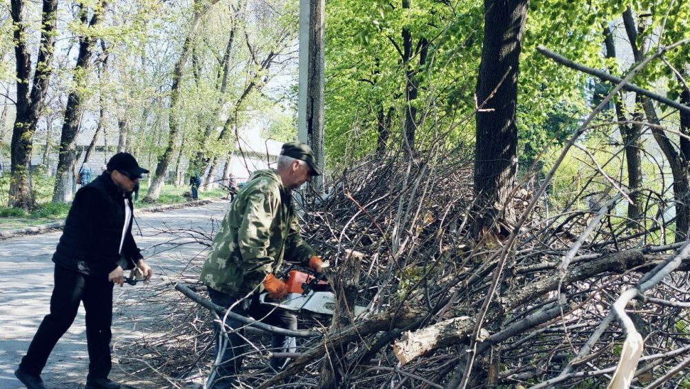 Сегодня в городе Ровеньки состоялся масштабный Всероссийский субботник, в котором приняли активное участие сотрудники Администрации, учреждений образования, культуры, здравоохранения, терцентра, депутатский корпус... Сегодня в городе Ровеньки состоялся масштабный Всероссийский субботник, в котором приняли активное участие сотрудники Администрации, учреждений образования, культуры, здравоохранения, терцентра, депутатский корпус...