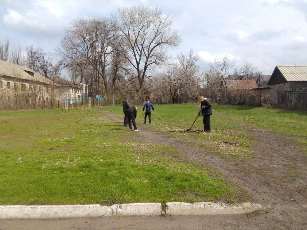 На Краснодонщине продолжаются субботники На Краснодонщине продолжаются субботники