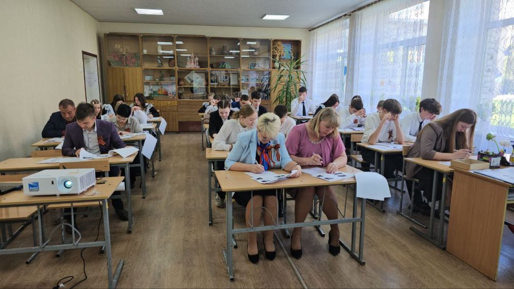 На площадке «Диктанта Победы» в Славяносербской школе участие в написании теста приняла Председатель Совета муниципального округа, заместитель секретаря местного отделения «Единой России» Антонина Гречишкина На площадке «Диктанта Победы» в Славяносербской школе участие в написании теста приняла Председатель Совета муниципального округа, заместитель секретаря местного отделения «Единой России» Антонина Гречишкина