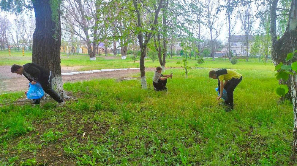 Ученики ГБОУ ЛНР "Беловодский лицей "Лидер" внесли свой вклад в партийный проект "Чистая страна" Ученики ГБОУ ЛНР "Беловодский лицей "Лидер" внесли свой вклад в партийный проект "Чистая страна"