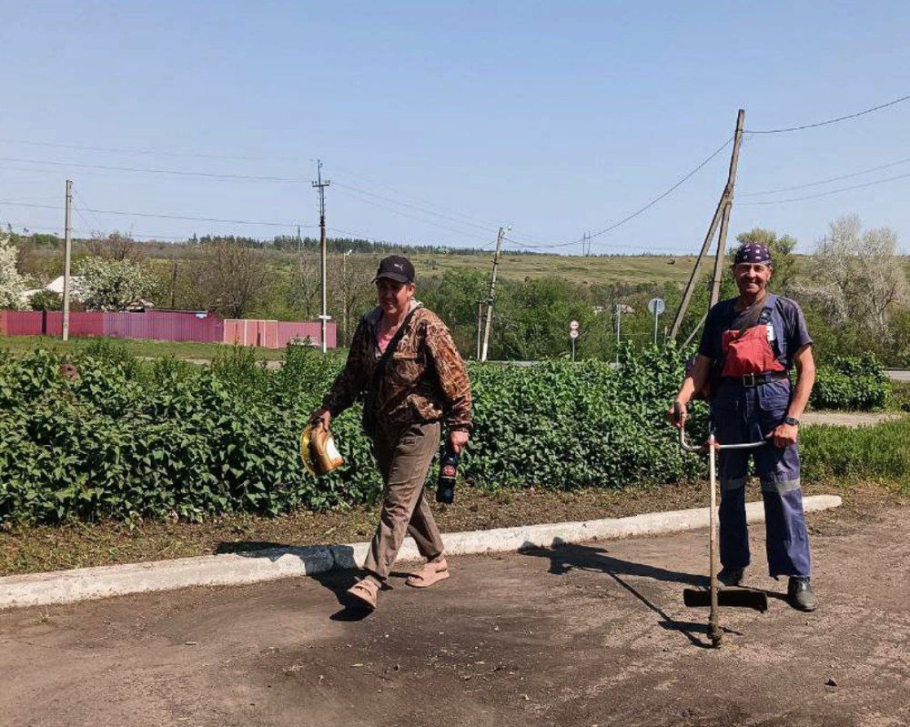 пгт Малониколаевка. В Малониколаевка сегодня свой субботник посвятили наведению порядка и чистоты на братской могиле погибших воинов ВОВ пгт Малониколаевка. В Малониколаевка сегодня свой субботник посвятили наведению порядка и чистоты на братской могиле погибших воинов ВОВ