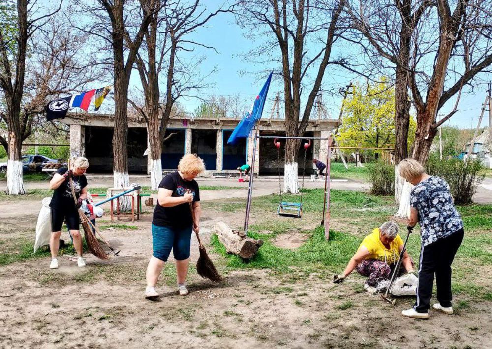 пгт Есауловка. Активисты собрались в центре поселка, чтобы привести в порядок центральную остановку, сквер и детскую площадку пгт Есауловка. Активисты собрались в центре поселка, чтобы привести в порядок центральную остановку, сквер и детскую площадку