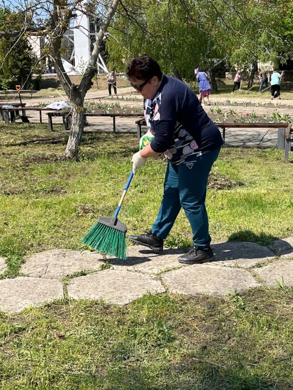 26 апреля сотрудники Комплексного центра социального обслуживания населения приняли участие в уборке в Сквере Славы в рамках Всероссийского субботника 26 апреля сотрудники Комплексного центра социального обслуживания населения приняли участие в уборке в Сквере Славы в рамках Всероссийского субботника