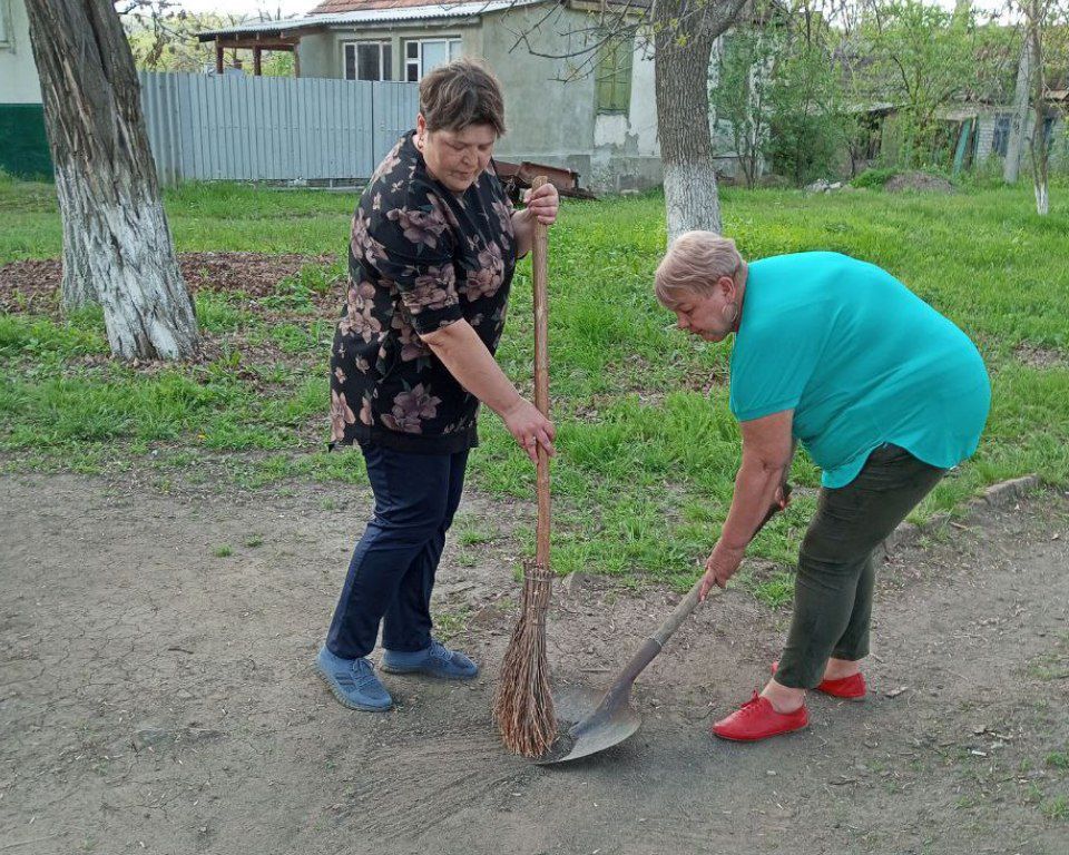 пгт Боково-Платово. Сегодня в рамках акции "Чистая Республика" специалисты отдела по делам территорий совместно с работниками по благоустройству наводили порядки в центральном сквере: выгребли прошлогоднюю листву, подмели... пгт Боково-Платово. Сегодня в рамках акции "Чистая Республика" специалисты отдела по делам территорий совместно с работниками по благоустройству наводили порядки в центральном сквере: выгребли прошлогоднюю листву, подмели...