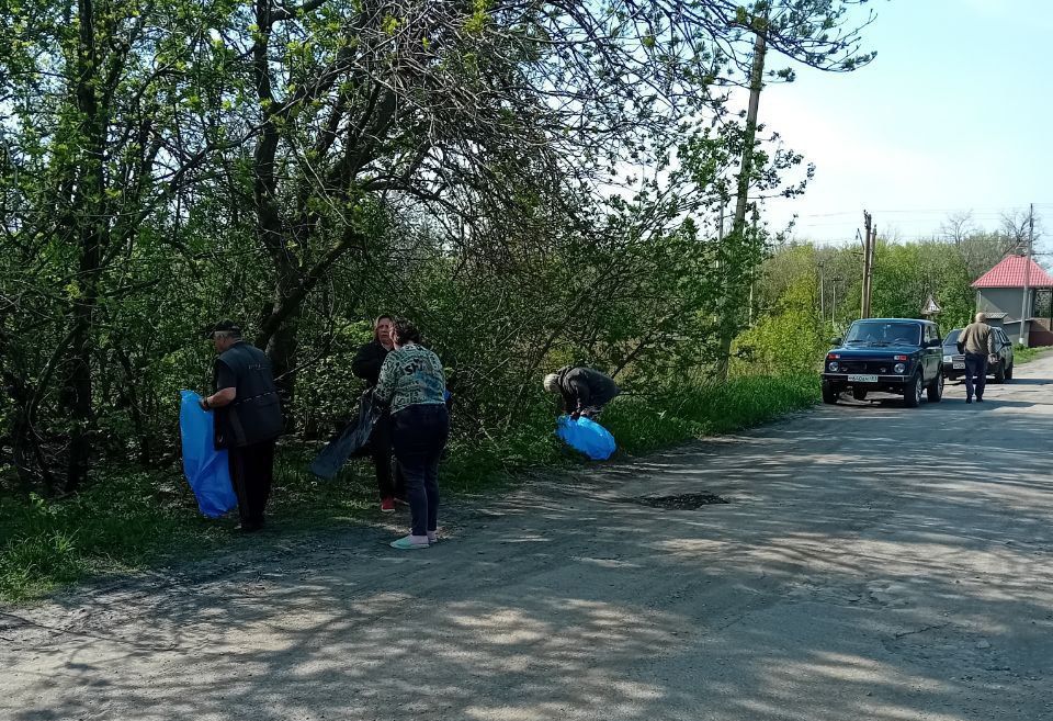 п.Кошары. В Кошарах сегодня по инициативе активистов ВПП "Единая Россия" неравнодушные жители и сторонники партии решили провести марафон чистоты п.Кошары. В Кошарах сегодня по инициативе активистов ВПП "Единая Россия" неравнодушные жители и сторонники партии решили провести марафон чистоты