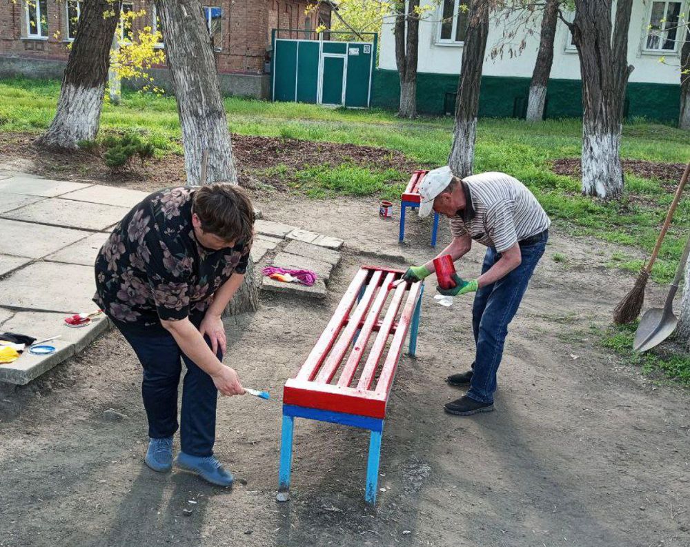 пгт Боково-Платово. Сегодня в рамках акции "Чистая Республика" специалисты отдела по делам территорий совместно с работниками по благоустройству наводили порядки в центральном сквере: выгребли прошлогоднюю листву, подмели... пгт Боково-Платово. Сегодня в рамках акции "Чистая Республика" специалисты отдела по делам территорий совместно с работниками по благоустройству наводили порядки в центральном сквере: выгребли прошлогоднюю листву, подмели...