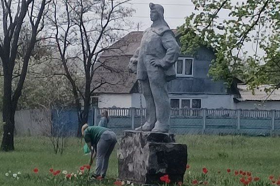 В рамках акции «Чистая Республика – 2025» в пгт Шахтёрский провели субботник В рамках акции «Чистая Республика – 2025» в пгт Шахтёрский провели субботник