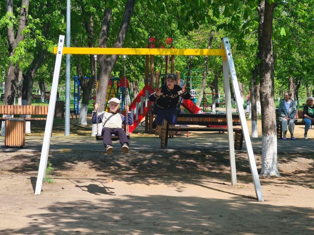 Вчера Краснодонский парк имени «Молодой гвардии» превратился в настоящий праздник чистоты, творчества и веселья — здесь состоялась молодёжная программа «Весёлый субботник» в рамках Всероссийского субботника Вчера Краснодонский парк имени «Молодой гвардии» превратился в настоящий праздник чистоты, творчества и веселья — здесь состоялась молодёжная программа «Весёлый субботник» в рамках Всероссийского субботника