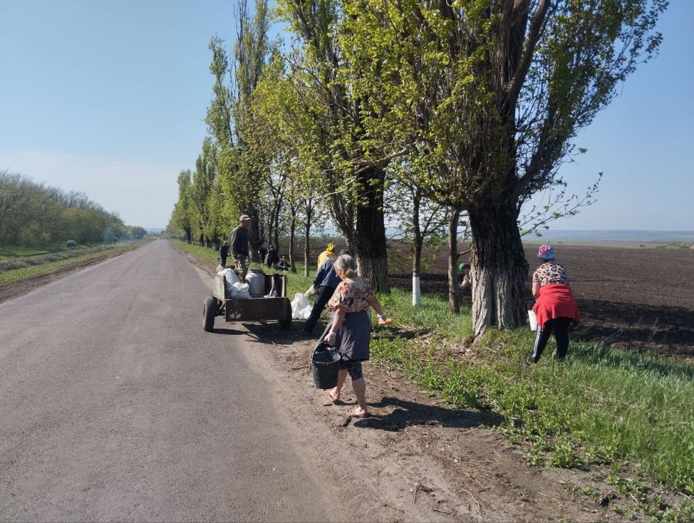 пгт Фащевка. После череды субботников на территори поселка жители принялись наводить красоту на вьезде в поселок пгт Фащевка. После череды субботников на территори поселка жители принялись наводить красоту на вьезде в поселок