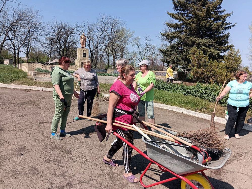 пгт Малониколаевка. В Малониколаевка сегодня свой субботник посвятили наведению порядка и чистоты на братской могиле погибших воинов ВОВ пгт Малониколаевка. В Малониколаевка сегодня свой субботник посвятили наведению порядка и чистоты на братской могиле погибших воинов ВОВ