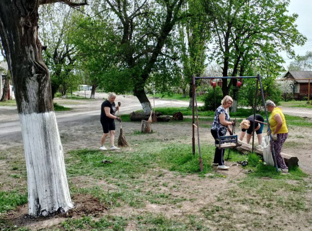 пгт Есауловка. Активисты собрались в центре поселка, чтобы привести в порядок центральную остановку, сквер и детскую площадку пгт Есауловка. Активисты собрались в центре поселка, чтобы привести в порядок центральную остановку, сквер и детскую площадку
