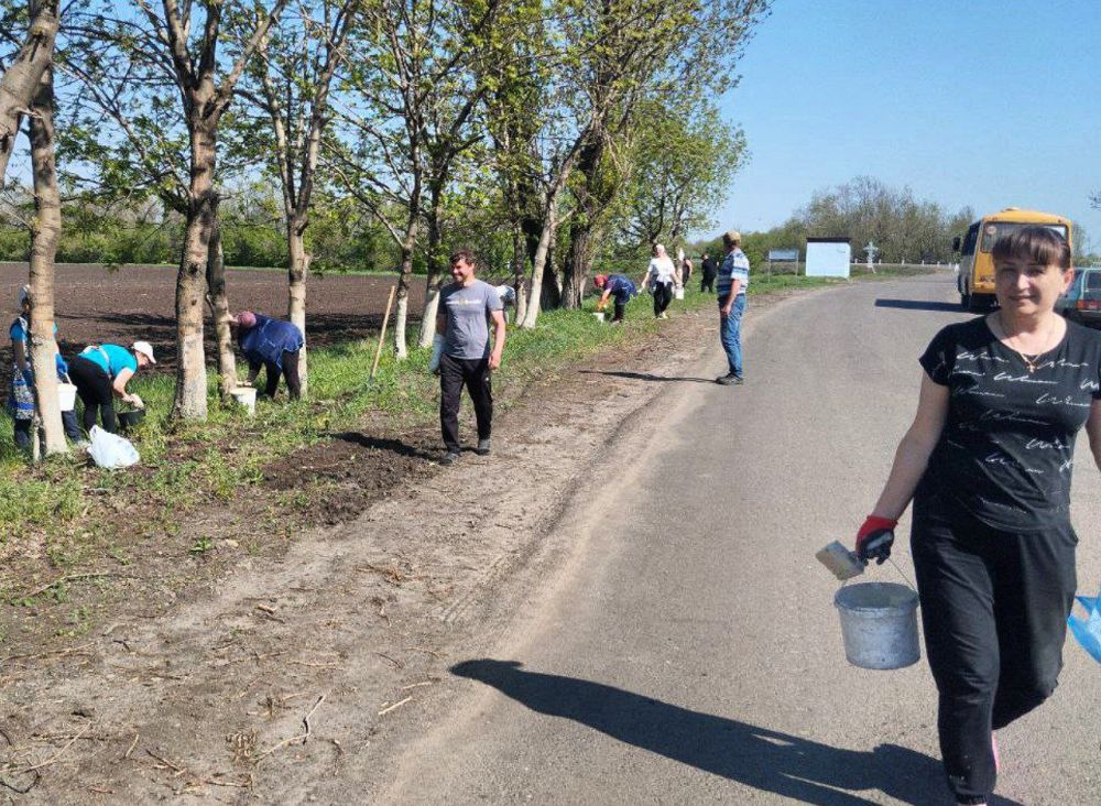 пгт Фащевка. После череды субботников на территори поселка жители принялись наводить красоту на вьезде в поселок пгт Фащевка. После череды субботников на территори поселка жители принялись наводить красоту на вьезде в поселок