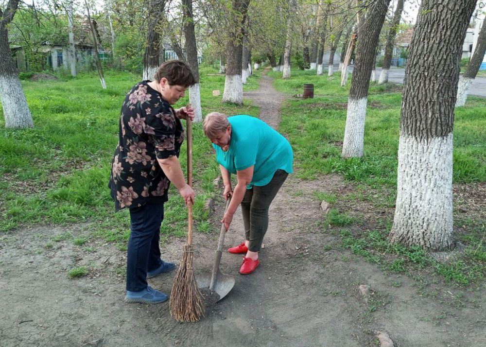 пгт Боково-Платово. Сегодня в рамках акции "Чистая Республика" специалисты отдела по делам территорий совместно с работниками по благоустройству наводили порядки в центральном сквере: выгребли прошлогоднюю листву, подмели... пгт Боково-Платово. Сегодня в рамках акции "Чистая Республика" специалисты отдела по делам территорий совместно с работниками по благоустройству наводили порядки в центральном сквере: выгребли прошлогоднюю листву, подмели...