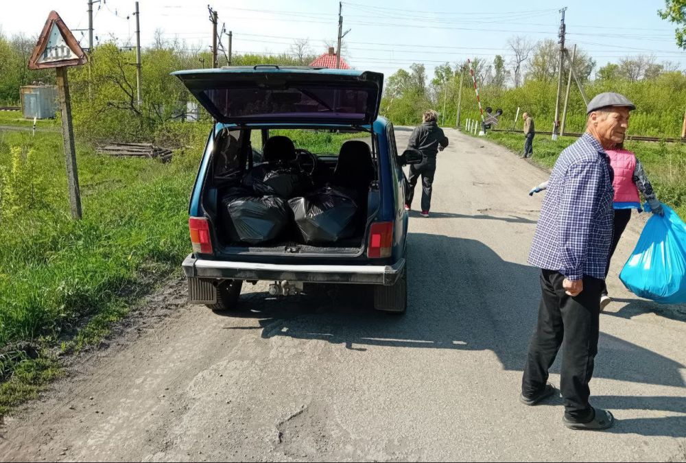 п.Кошары. В Кошарах сегодня по инициативе активистов ВПП "Единая Россия" неравнодушные жители и сторонники партии решили провести марафон чистоты п.Кошары. В Кошарах сегодня по инициативе активистов ВПП "Единая Россия" неравнодушные жители и сторонники партии решили провести марафон чистоты