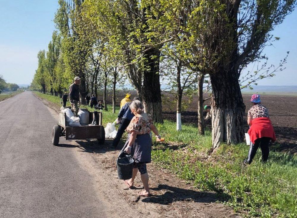 пгт Фащевка. После череды субботников на территори поселка жители принялись наводить красоту на вьезде в поселок пгт Фащевка. После череды субботников на территори поселка жители принялись наводить красоту на вьезде в поселок